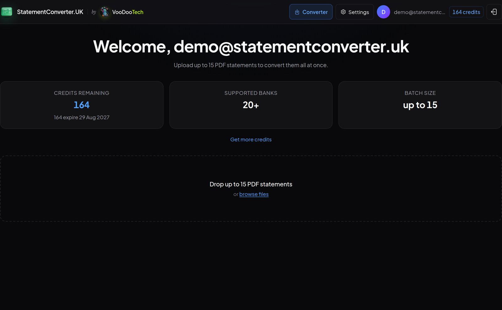 Pantalla del conversor StatementConverter.UK con los créditos restantes, los bancos admitidos y la zona para subir tu extracto bancario en PDF