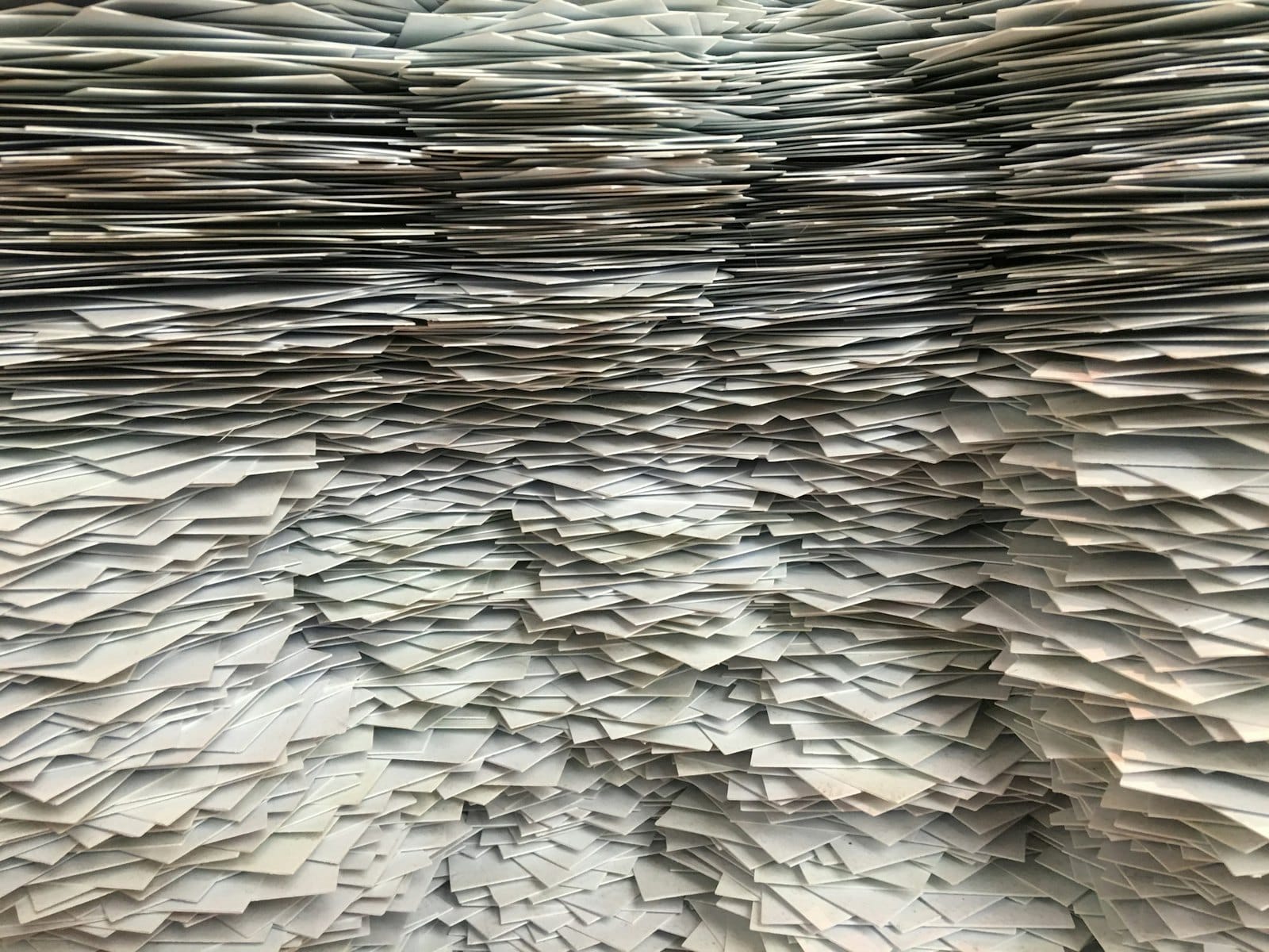 O întindere nesfârșită de documente pe hârtie, problema introducerii manuale a datelor pe care o rezolvă un convertor de extrase bancare